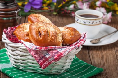 Ahşap bir masa üzerinde meyveleri ile buns. Sığ derinlik-in tarla.