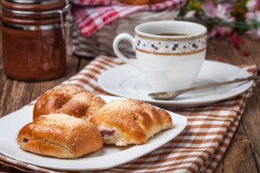 Ahşap bir masa üzerinde meyveleri ile buns. Sığ derinlik-in tarla.