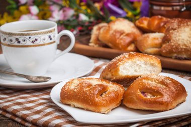 Ahşap bir masa üzerinde meyveleri ile buns. Sığ derinlik-in tarla.