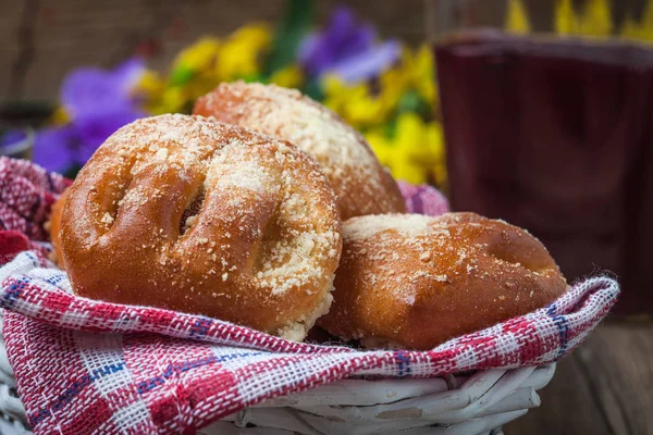 Ahşap bir masa üzerinde meyveleri ile buns. Sığ derinlik-in tarla.
