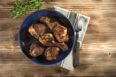 Kızarmış tavuk sopaları. Seçici odak.