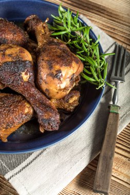 Kızarmış tavuk sopaları. Seçici odak.