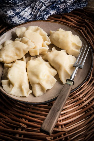 Zelfgemaakte Dumplings Met Kaas Een Plaat — Stockfoto