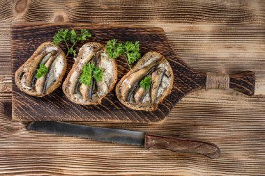 Tahta masadaki lahanalı sandviç. Üst görünüm.