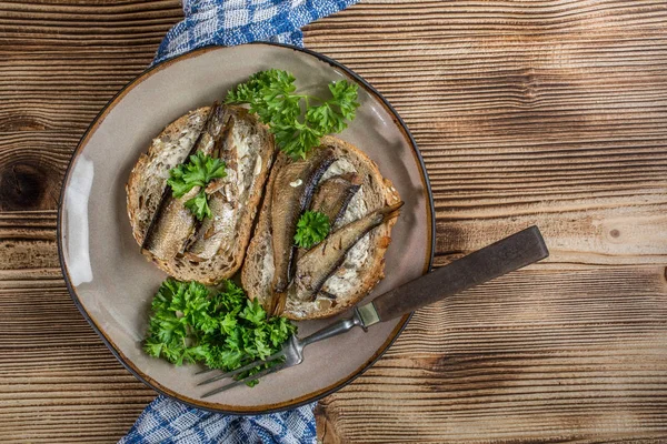 Sandwich Con Espadines Sobre Mesa Madera Vista Superior — Foto de Stock