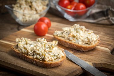 Ev yapımı uskumru balıklı ekmek dilimi..