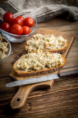 Ev yapımı uskumru balıklı ekmek dilimi..