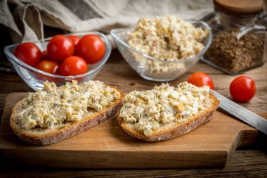 Ev yapımı uskumru balıklı ekmek dilimi..