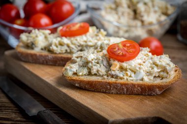 Ev yapımı uskumru balıklı ekmek dilimi..