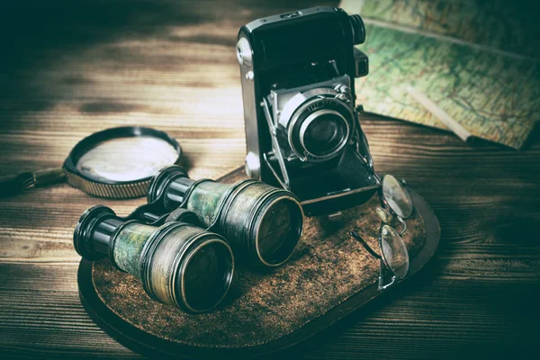 Gamla Föremål Med Linser Kikare Kamera Förstoringsglas Och Glasögon Vintage — Stockfoto