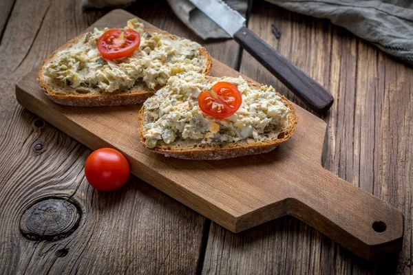 Ev yapımı uskumru balıklı ekmek dilimi..