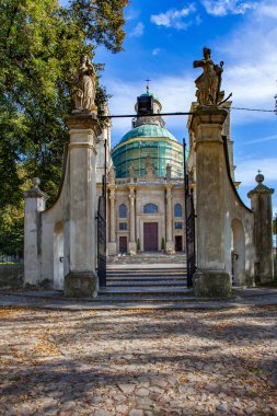 Klimontow, Polonya - 9 Ekim 2015: Collegiate Kilisesi, Saint Joseph Klimontow köyde Swietokrzyskie Voyvodalığı.