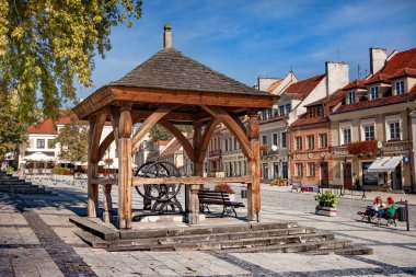 Sandomierz, Polonya - 05 Ekim 2015: tarihi iyi Sandomierz eski kasaba pazarında.