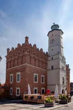 Sandomierz, Polonya - 5 Ekim 2015: Eski Belediye Binası ve Sandomierz ana meydanında.