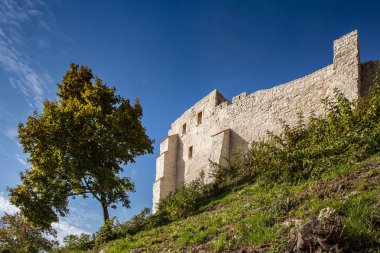 Kazimierz Dolny, Polonya, 09 Ekim 2015: Kazimierz Dolny Vistula Nehri, içinde kale Harabeleri.