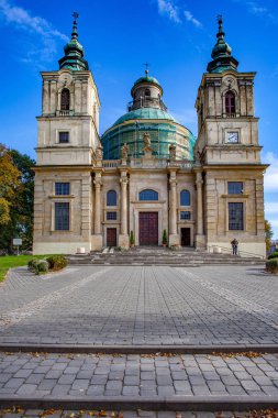 Klimontow, Polonya - 9 Ekim 2015: Collegiate Kilisesi, Saint Joseph Klimontow köyde Swietokrzyskie Voyvodalığı.