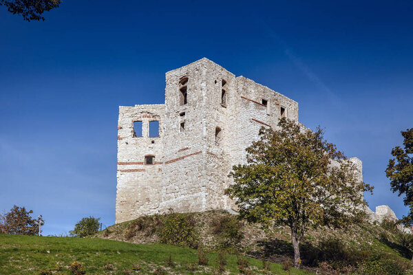 KAZIMIERZ DOLNY, POLAND, OCTOBER 09, 2015: Castle ruins in Kazimierz Dolny at Vistula river.