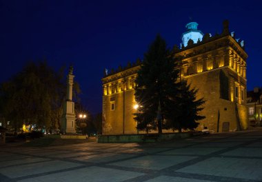 SANDOMIERZ, SİETOKRZYSKIE PROVINCE / POLAND, OKTOBER 05, 2015: Brick gotik belediye binası ve Eski Pazar Meydanı 'ndaki sekizgen Rönesans yüksek saat kulesi. 