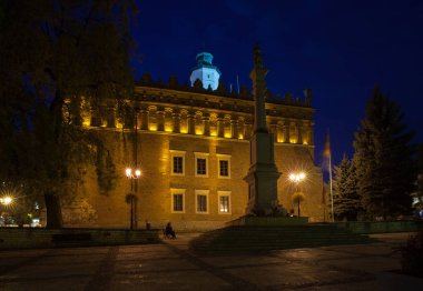 SANDOMIERZ, SİETOKRZYSKIE PROVINCE / POLAND, OKTOBER 05, 2015: Brick gotik belediye binası ve Eski Pazar Meydanı 'ndaki sekizgen Rönesans yüksek saat kulesi. 