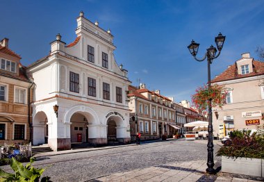 Sandomierz, Polonya, 05 Ekim 2015: Bir tarihi binada ev, şu anda Post Office.