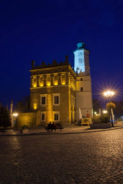 2015年10月5日 ポーランド スイス サンドミエルツ市 旧市街広場にあるレンガゴシック様式の市庁舎と八角形のルネサンス高時計塔 — ストック写真