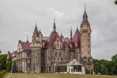 Moszna, Polonya - 27 Haziran 2015; Moszna kale XVII yüzyılda inşa Yukarı Silezya en bilinen eserlerinden biridir. 