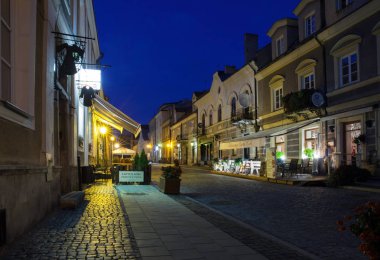 Sandomierz, Polonya - 5 Ekim 2015: Eski şehir tarihi sokaklar.