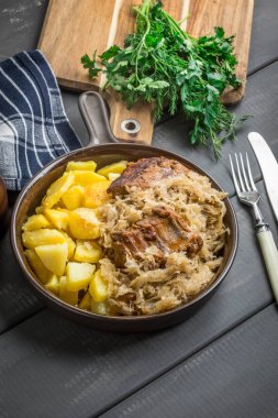 Kızarmış patatesle servis edilen lahana turşulu pirzola..