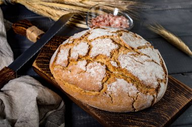 Taze kır ekmek kesme tahtası.