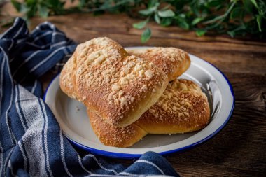 Ahşap masa üzerinde peynir ile tatlı buns. Küçük alan derinliği.