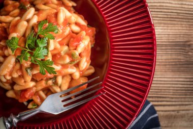 Cavatelli taze domates soslu makarna. İtalyan mutfağı.