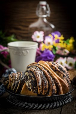 Haşhaş tohumu ve buzlanma ile tatlı buns. Küçük alan derinliği.