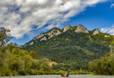 Pieniny dağlarındaki Üç Taç 'ın tepesine giden patika..