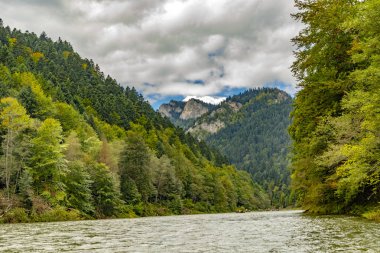Pieniny, Polonya ve Slovakya 'daki Dunajec nehrinin dönüşü