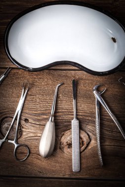 Retro medicalinstruments ahşap bir masa üzerinde. Sığ derinlik-in tarla.