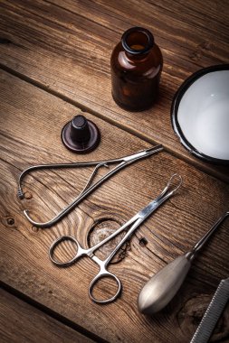 Retro medicalinstruments ahşap bir masa üzerinde. Sığ derinlik-in tarla.