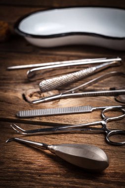 Retro medicalinstruments ahşap bir masa üzerinde. Sığ derinlik-in tarla.