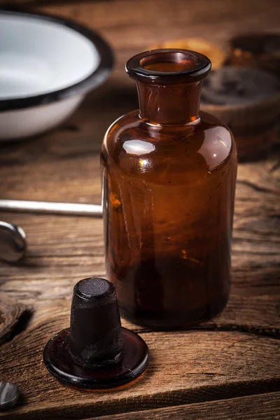 Instrumentos Médicos Retro Una Mesa Madera Profundidad Superficial Del Campo — Foto de Stock