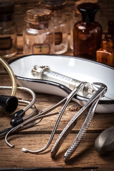 Instrumentos Médicos Retro Una Mesa Madera Profundidad Superficial Del Campo — Foto de Stock