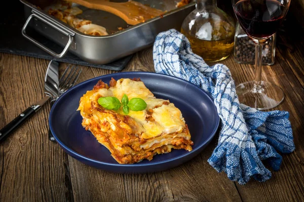 Pezzo Gustose Lasagne Calde Con Vino Rosso Piccola Profondità Campo — Foto Stock