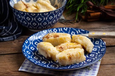 Tarçınlı ve şekerli, tembel börekler. Koyu ışık.