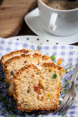 Şekerlenmiş meyve, Kuru üzüm ve meyve ile geleneksel Noel kek. Seçici odak.