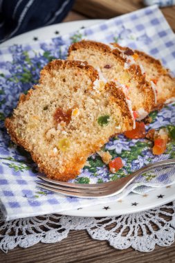 Şekerlenmiş meyve, Kuru üzüm ve meyve ile geleneksel Noel kek. Seçici odak.