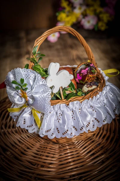 Panier Traditionnel Pâques Avec Des Œufs Colorés Sur Table Bois — Photo
