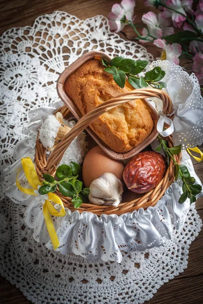 Panier Traditionnel Pâques Avec Nourriture Sur Table Bois — Photo