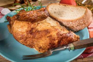 Mavi bir tabak kızarmış tavuk parçaları.