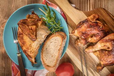 Mavi bir tabak kızarmış tavuk parçaları. Üstten görünüm.