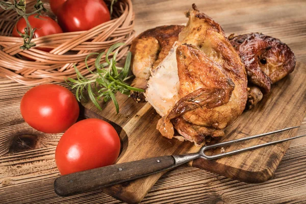 Ahşap Doğrama tahtası üzerinde kızarmış tavuk parçaları.