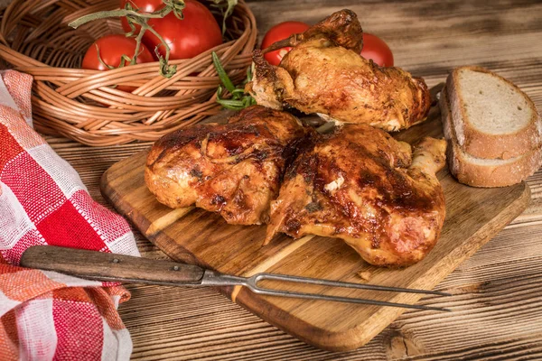 Ahşap Doğrama tahtası üzerinde kızarmış tavuk parçaları.