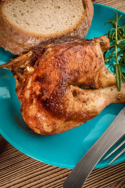 Mavi bir tabak kızarmış tavuk parçaları.